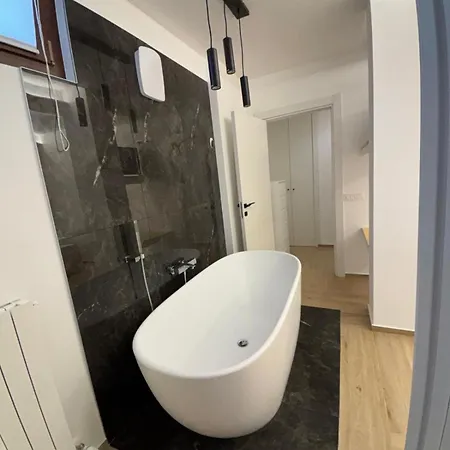 Elegante Con Box Privato E Vista * Aprica